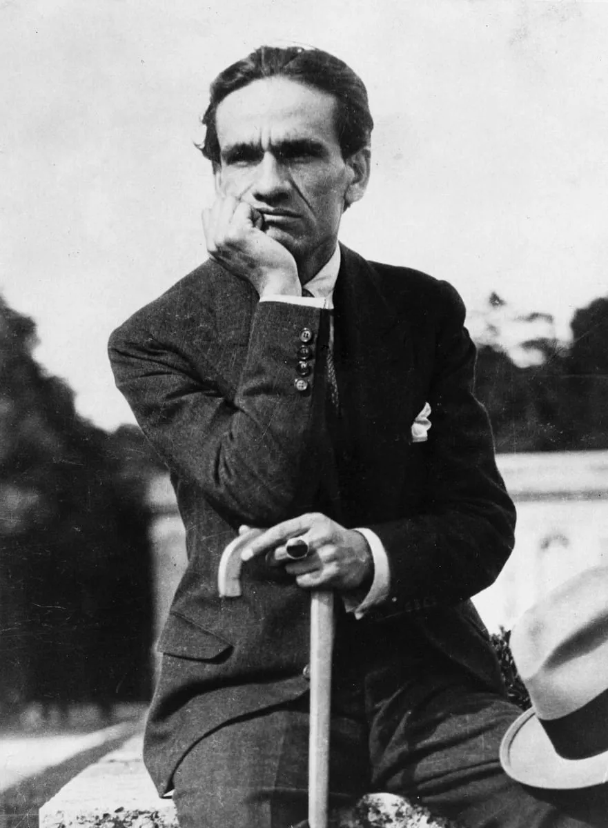 César Vallejo en 1929, con la mano en el mentón